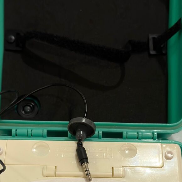 SUNNYLIFE BEACH/POOL FM AM AUX MP3 PLAYER WATER/SAND PROOF CASE MSRP $65 - Picture 7 of 8